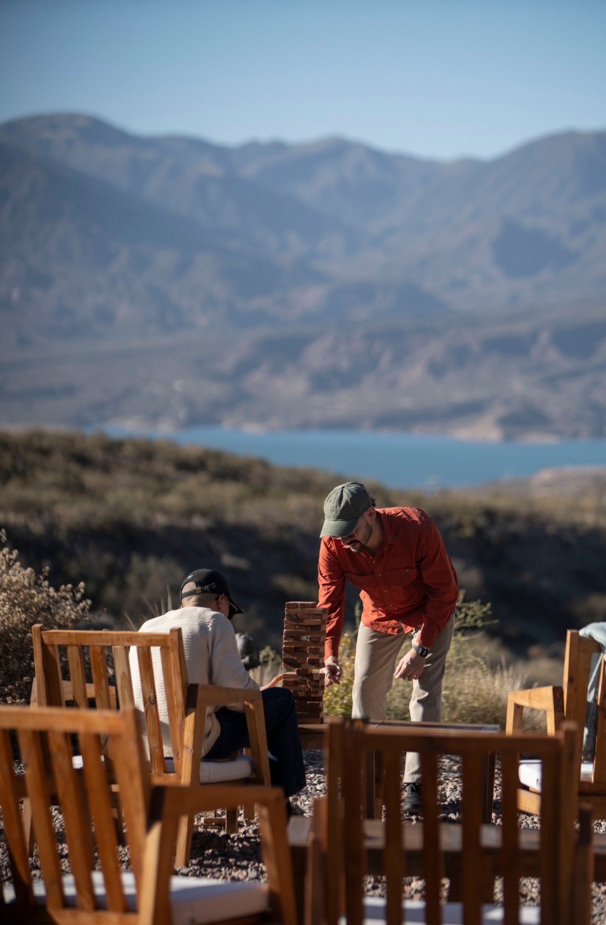 Amigos jugando en el patio, con el Dique Potrerillos de fondo