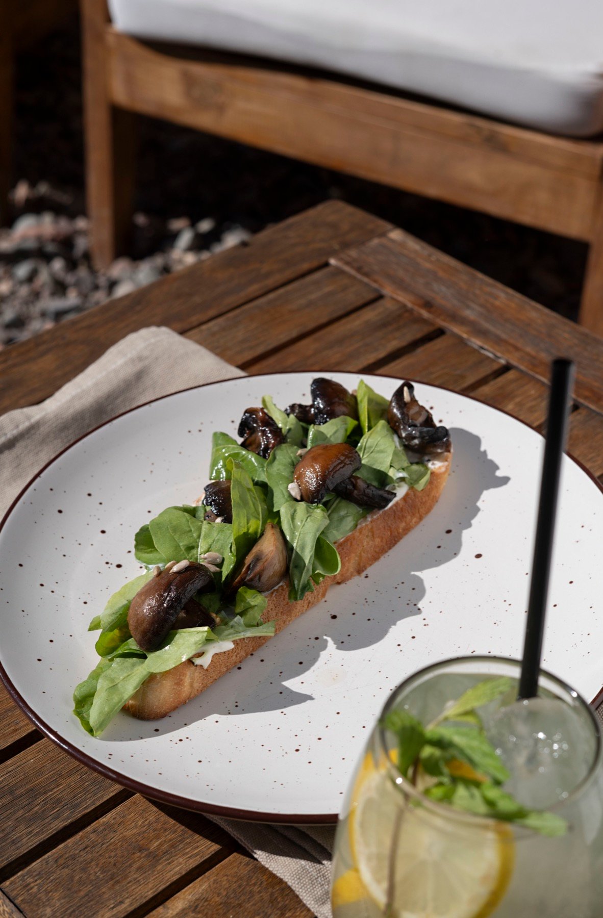 Bruschetta de hongos y rúcula