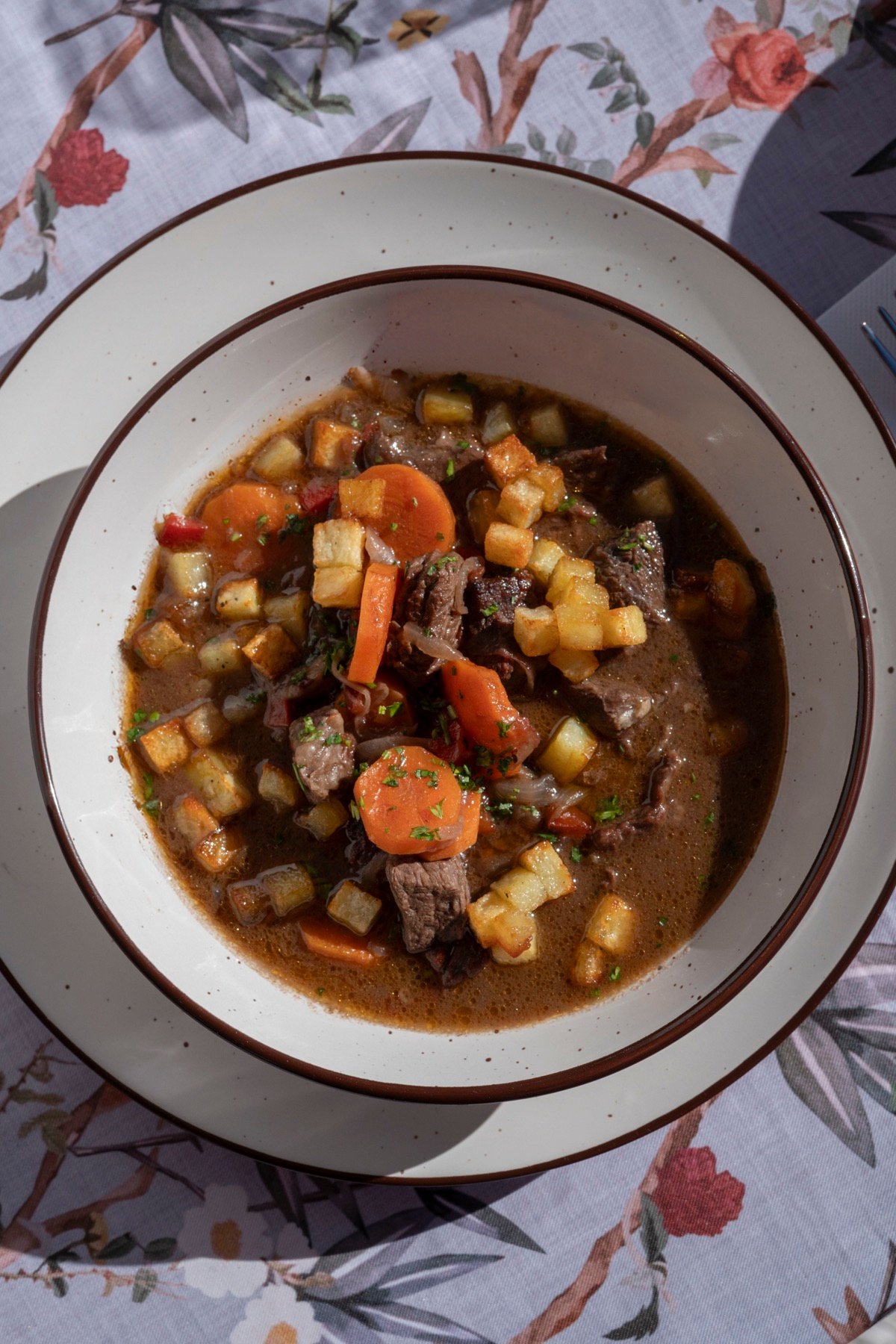 Carne a la olla con papas y zanahorias
