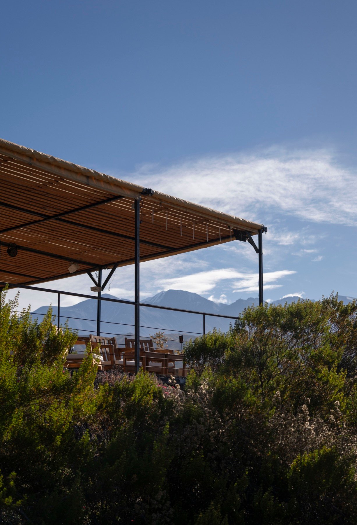 Patio con techo de caña de El Origen de i, con vista al Cordón del Plata
