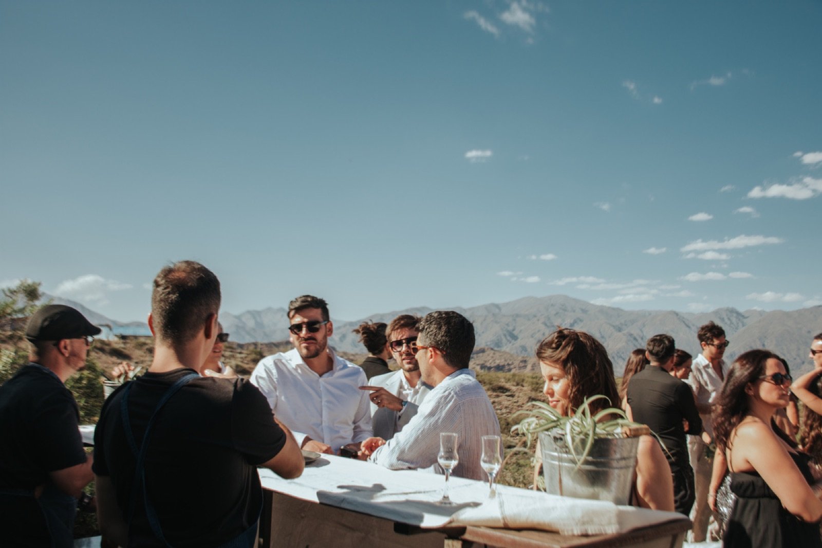 Amigos conversando con vista a la cordillera en El Origen de i
