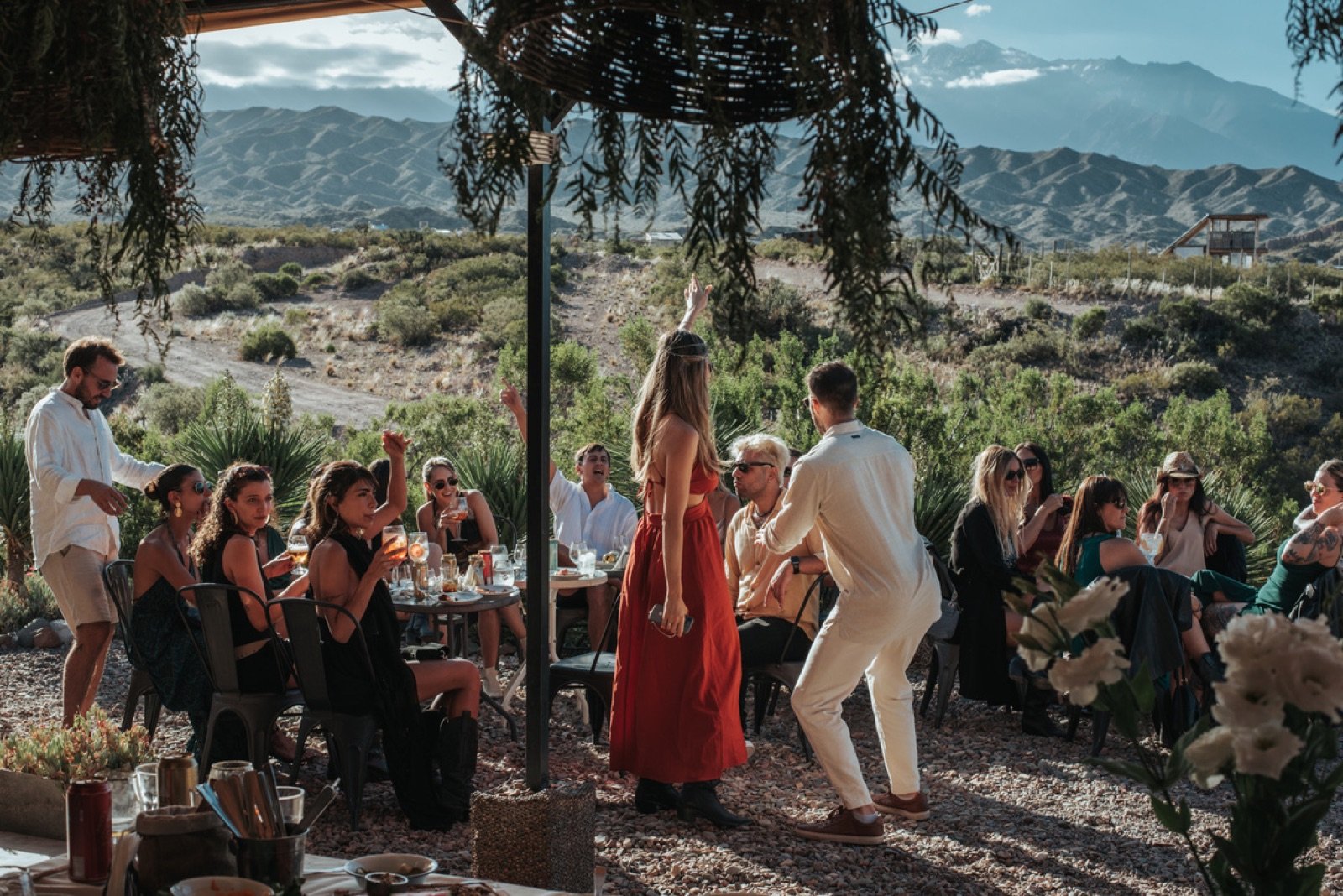 Pareja bailando al atardecer en El Origen de i