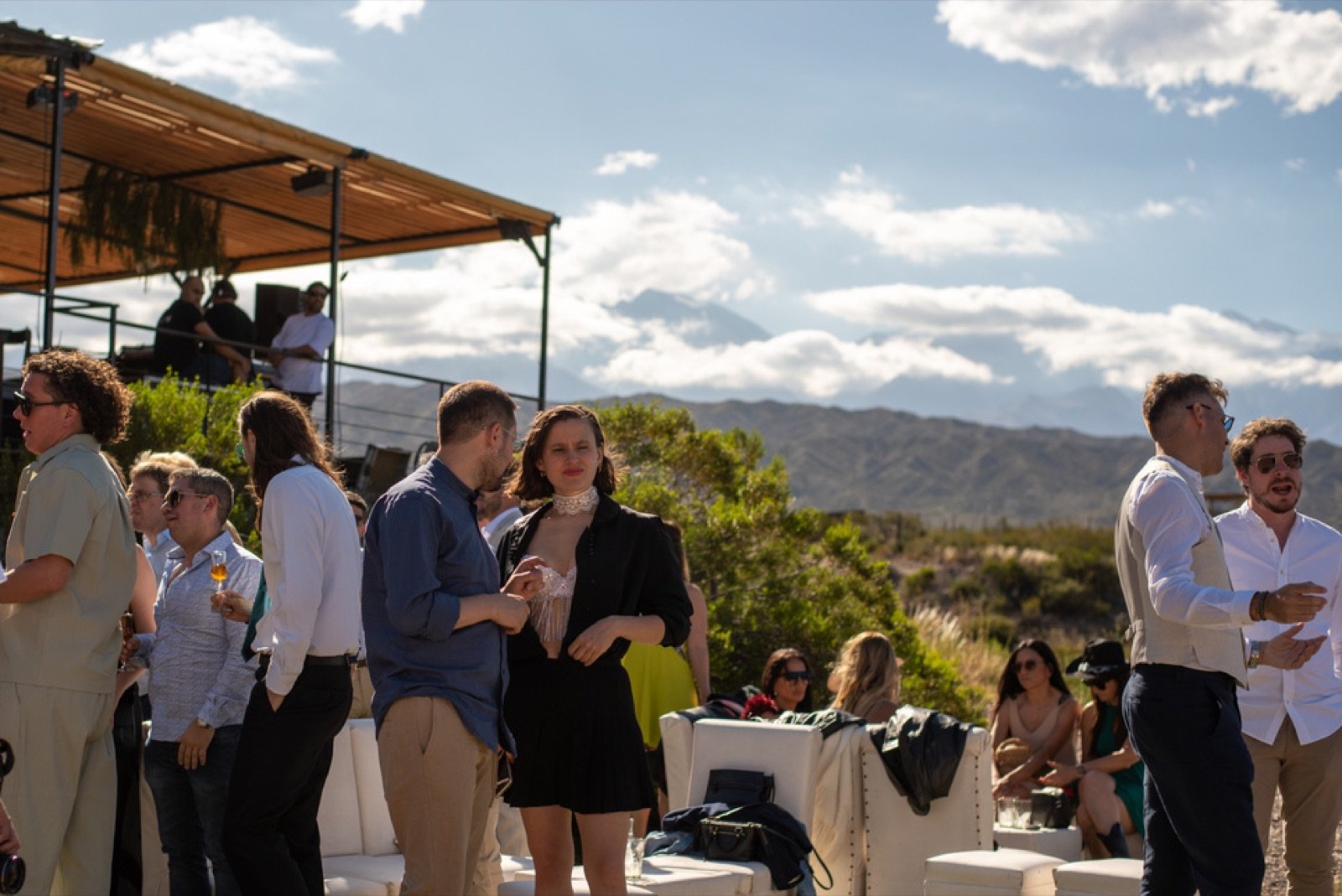 Visitantes en el patio de El Origen de i, con vista a la cordillera